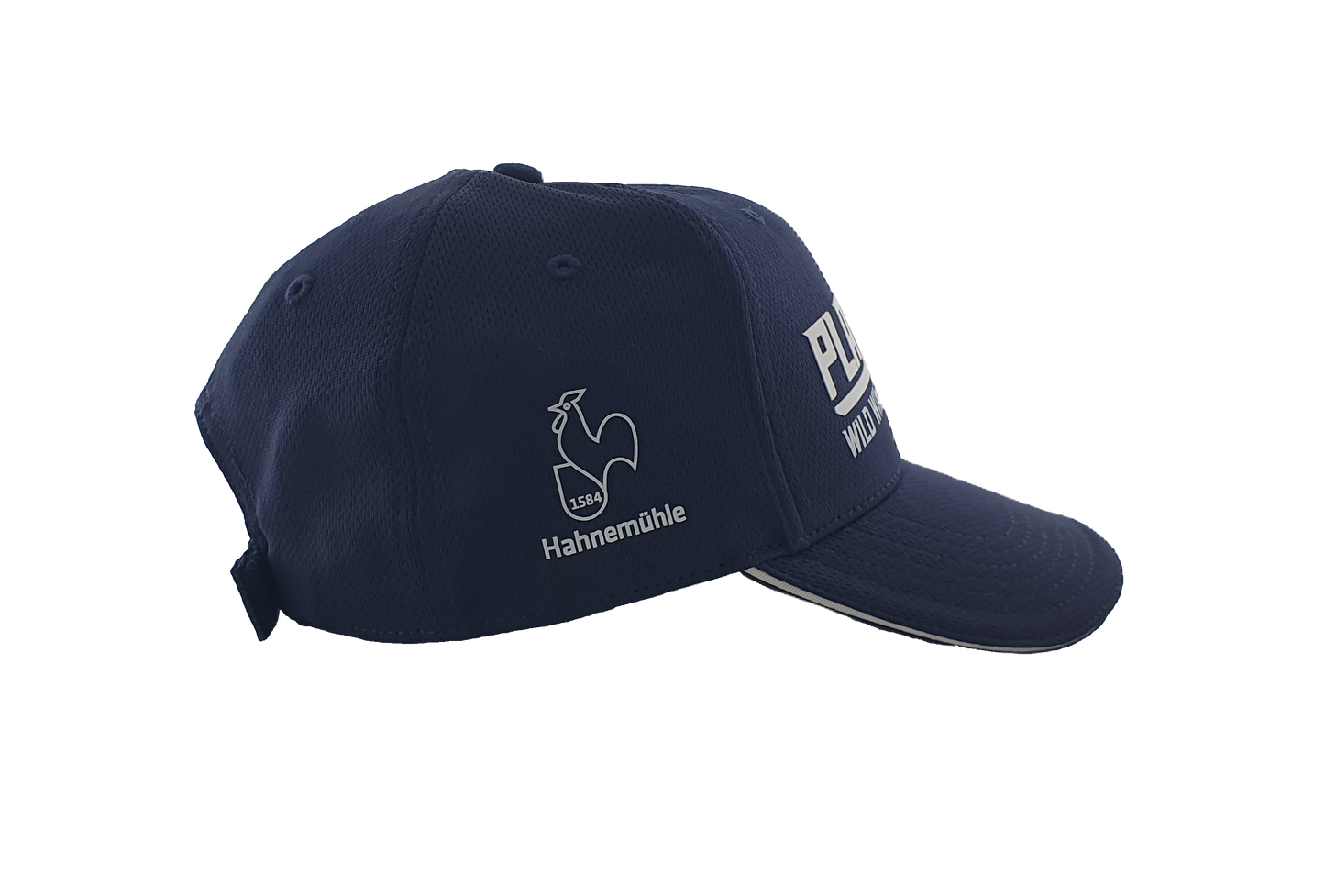 Basecap in navy, von der Seite fotografiert um das Logo in weiß, von Hahnemühle zu erkennen. Dies zeigt einen Hahn als Linie gezeichnet mit den Zahlen 1584 am Fuß des Hahns.