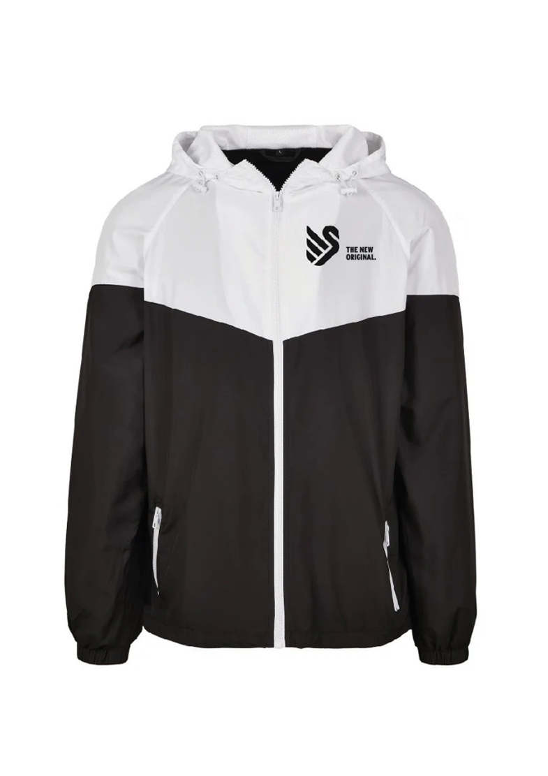 Zweifarbige Windjacke mit Kapuze. Der obere Teil, einschließlich der Kapuze und Ärmelansätze, ist weiß, der untere Teil ist schwarz. Auf der linken Brust befindet sich ein schwarzes New Original Logo. Die Jacke hat einen weißen Reißverschuss in der Mitte sowiebzwei seitliche Reißverschlusstaschen. Bündchen an Ärmeln und Saum sorgen für einen guten Sitz.