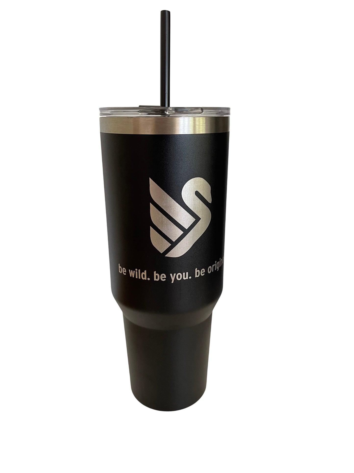 Ein schwarzer Becher im Stanley Cup Design mit silberner Gravur. Zu sehen ist das New Original Logo (ein Schwan) und der Text "be wild. be you. be original"