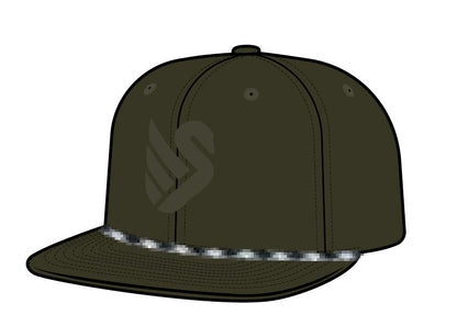 Olivgrüne Snapback mit geradem Schild. Aufdruck ist das New Original Logo ebenfalls in Olive. Vorne befindet sich ein Hockey Schnürsenkel als Dekoration. 