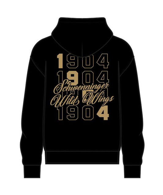 Schwarzer Hoodie mit goldenem Backprint. Die Zahlen 1904 sind 4 Mal aufgedruckt, dabei ist immer nur die 1,  dann die 9 usw. ganz ausgefüllt, damit es am Ende 1904 nochmals schräg zu lesen ist. über den Zahlen ist "Schwenninger Wild Wings" aufgedruckt. Ebenfalls in gold, aber komplett ausgefüllt. 